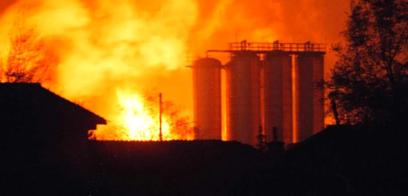Un rezervor de ţiţei situat în Novi Belgrad, la doi kilometri de centrul oraşului, a luat foc după un bombardament NATO lansat în dimineaţa de 4 aprilie 1999 Foto: EPA/Arhivă