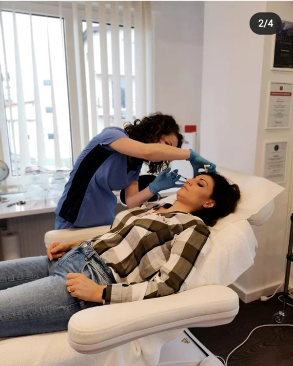 
    Ioana Ginghină frecventează  de doi ani clinicile estetice   