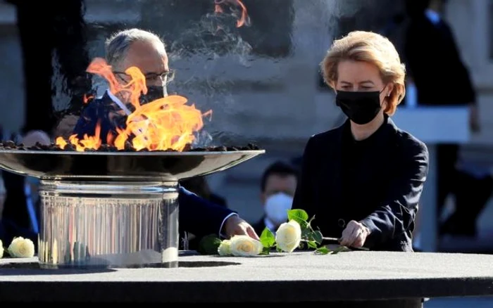 Ursula von der Leyen aducand omagii spaniolilor victime ale noului coronavirus FOTO EPA-EFE