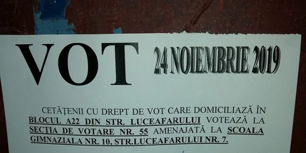 Anunţuri cu votarea din 24 noiembrie înainte de votarea din 10 noiembrie în Râmnicu Vâlcea Foto Cristian Călin