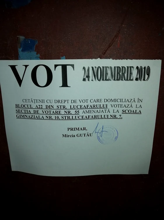 Anunţuri cu votarea din 24 noiembrie afişate înainte de votarea din 10 noiembrie, în Râmnicu Vâlcea; Foto: Cristian Călin