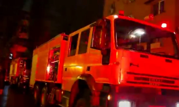 Incendiul a izbucnit într-un bloc din Craiova FOTO: Captură video ISU Dolj