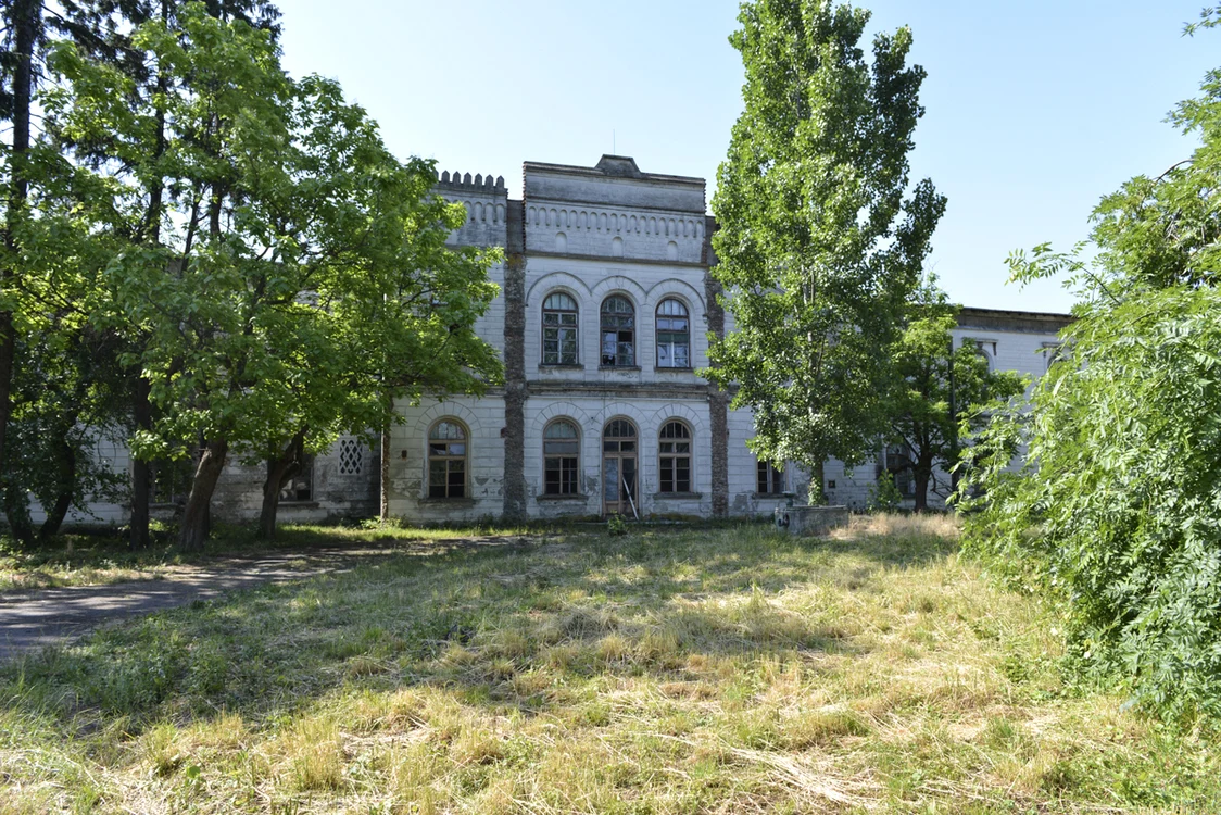 Spitalul este acum într-o avansată stare de degradare FOTO Monumentenemț.ro 