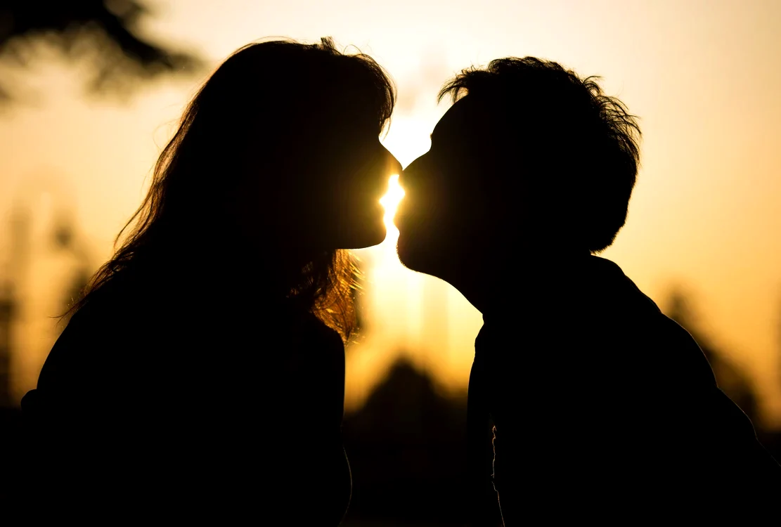 Ce cred bărbații că este romantic și ce consideră femeile despre aceste lucruri. FOTO: Click.ro
