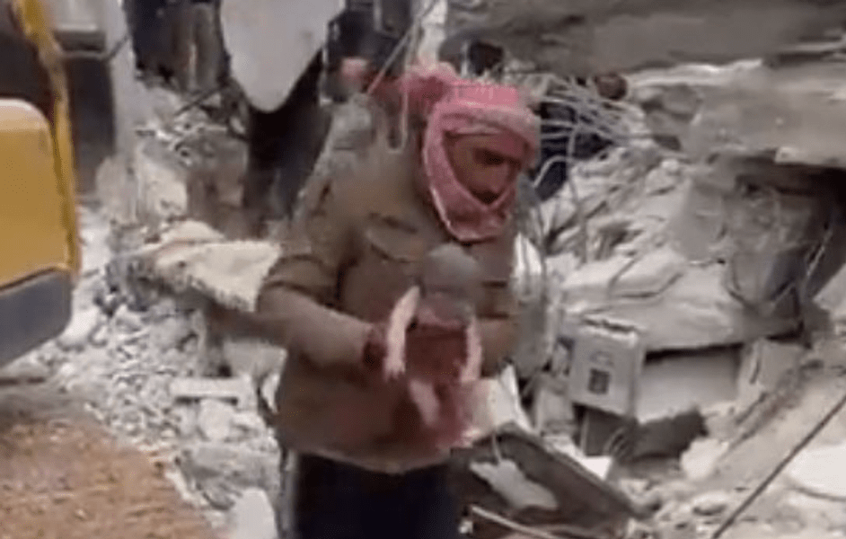 Aya, fetița simbol din Siria, care s-a născut sub dărâmături, se simte bine VIDEO