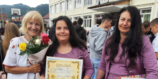 Andrea a luat premiul I în toţi cei 12 ani de şcoală FOTO Ioan Buciumar