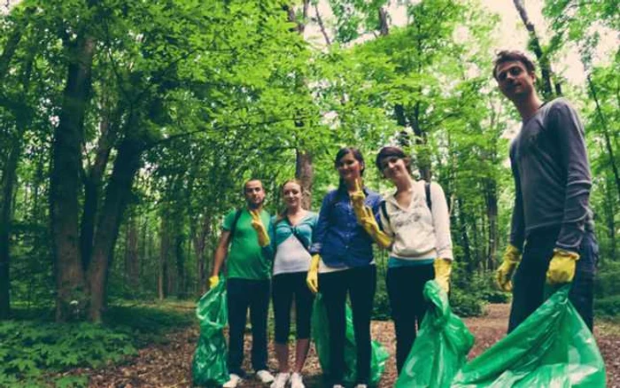 Voluntari, implicaţi în protecţia mediului FOTO Let s Do It Romania