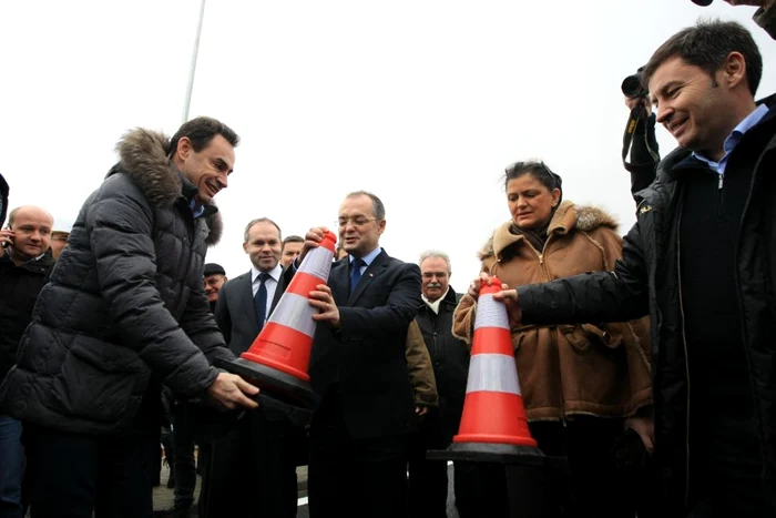 De la stânga la dreapta: Premierul Emil Boc, ministrul Transporturilor Anca Boagiu şi ministrul de Interne Traian Igaş FOTO: Sebastian Tătaru