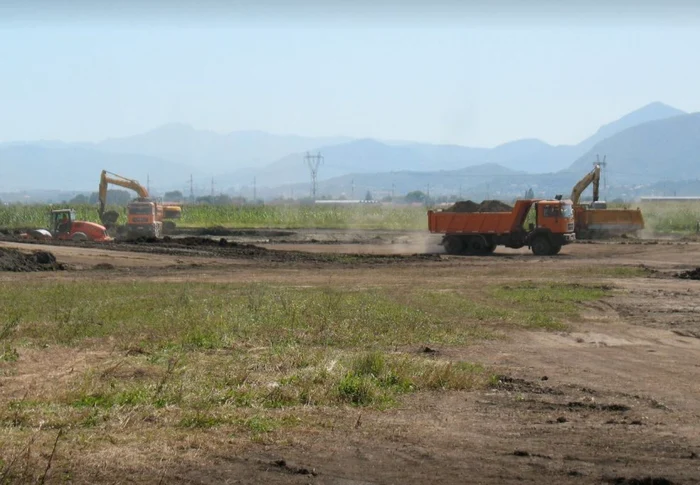 Se lucrează la căile de rulare şi platforma de îmbarcare. FOTOCJ Braşov