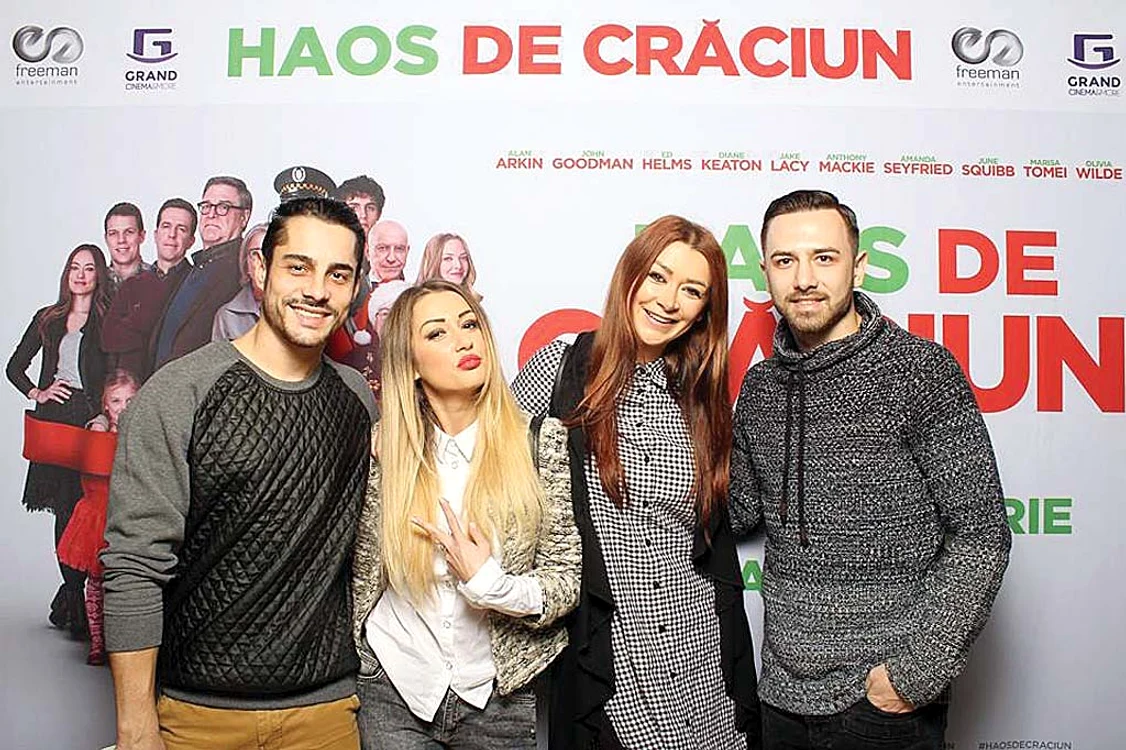 Raluca şi Denisa, alături de Alex şi Theo, bărbaţii care le condimentează show-ul de pe scenă