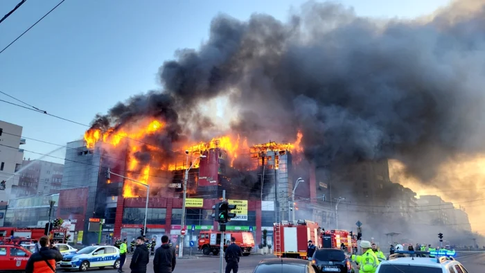 Incendiu la un centru comercial din Bucureşti