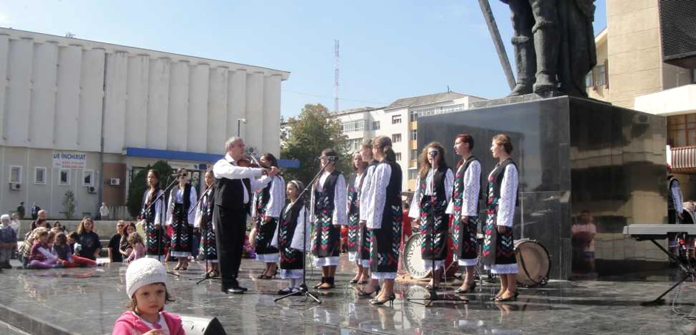 Ansamblul „Izvoraşul“ este condusă de profesorul Dănuţ Barzu FOTO:adevarul