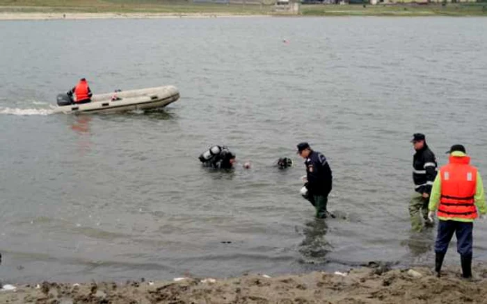 Cadavrul unui bărbat a fost descoperit în lacul de la Petreşti. Foto Arhivă