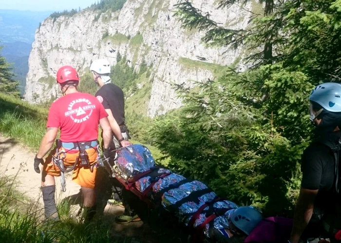 Turistul a fost coborât în siguranţă de pe munte. FOTOArhivă.