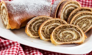 Strudel cu nuci  Sursa foto shutterstock 410310433 jpg