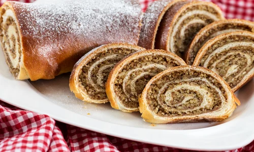 Strudel cu nuci  Sursa foto shutterstock 410310433 jpg