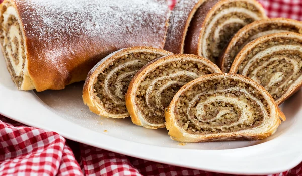 Strudel cu nuci  Sursa foto shutterstock 410310433 jpg