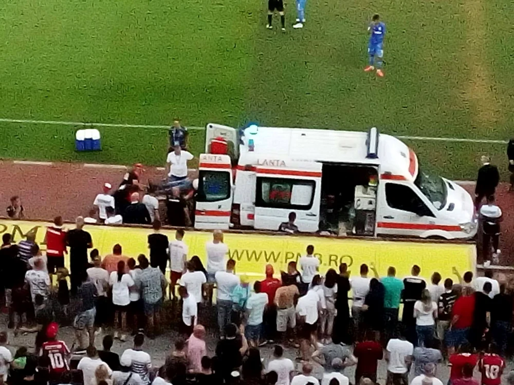 Ambulanța a zăbovit minute bune în fața băncii dinamoviste
