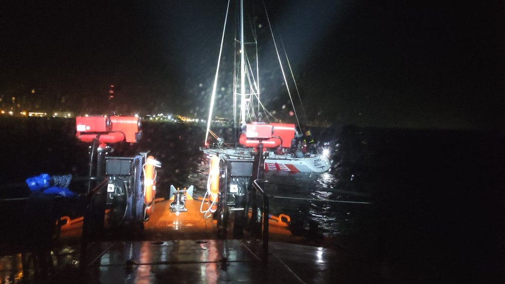 Un velier aflat în Marea Neagră, în pericol de scufundare