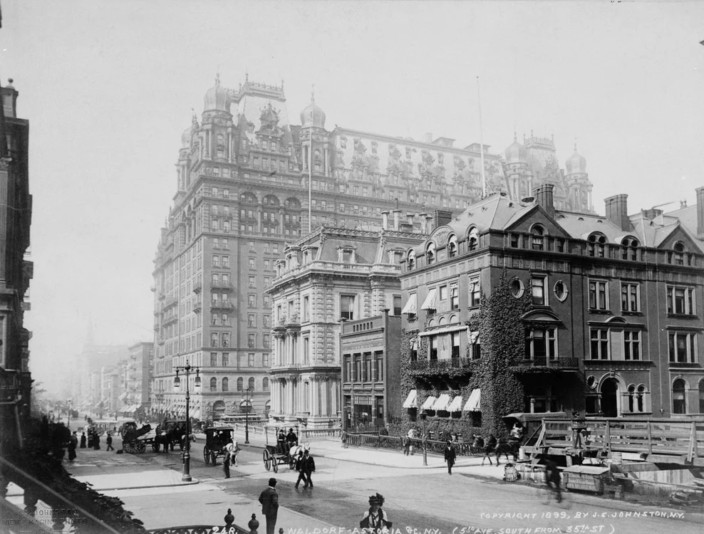 Hotelul Waldorf-Astoria de pe Fifth Avenue, în anul 1899 