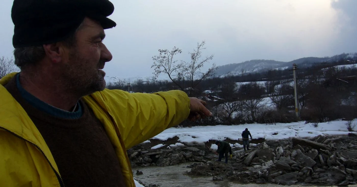 Localnicii arată spre sloiurile de gheaţă aduse de ape