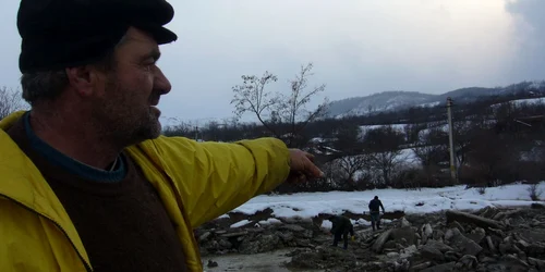 Localnicii arată spre sloiurile de gheaţă aduse de ape