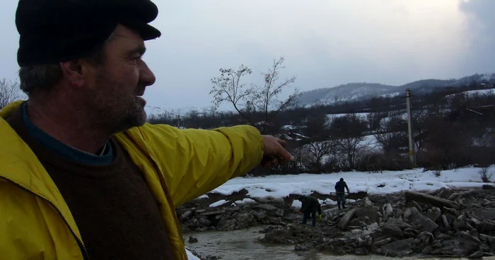 Localnicii arată spre sloiurile de gheaţă aduse de ape