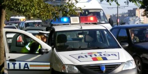 Reşiţa: S-a izbit de un copac de pe marginea drumului