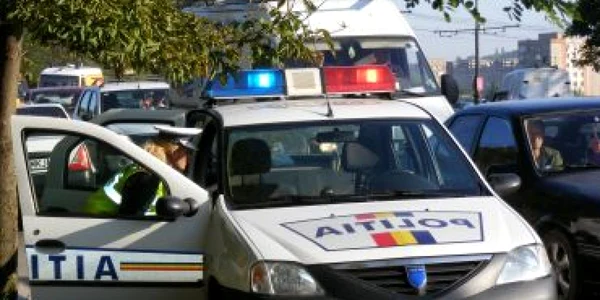 Reşiţa: S-a izbit de un copac de pe marginea drumului
