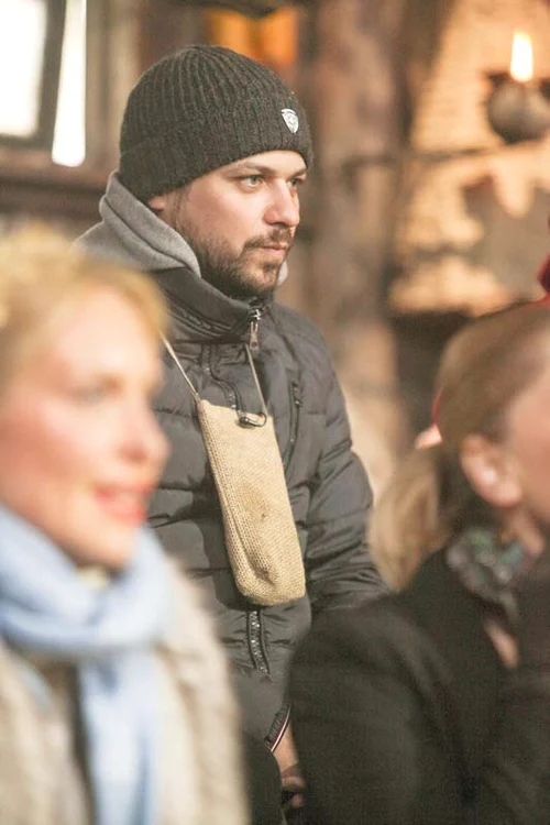 La tv taie lemne şi mulge vaca, iar în realitate joacă la cazinou