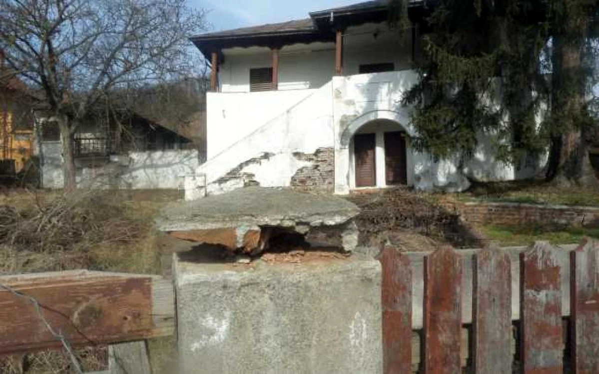 Casa în care marele romancier a scris mai multe romane celebre e în paragină de mulţi ani FOTO: Denis Grigorescu