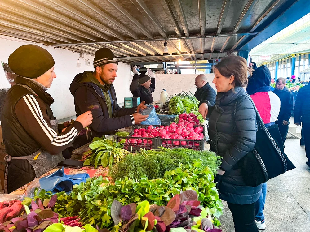 Costel, producătorul din Bacău amendat de funcționarii Direcției Agricole FOTO Valentin Ivancea