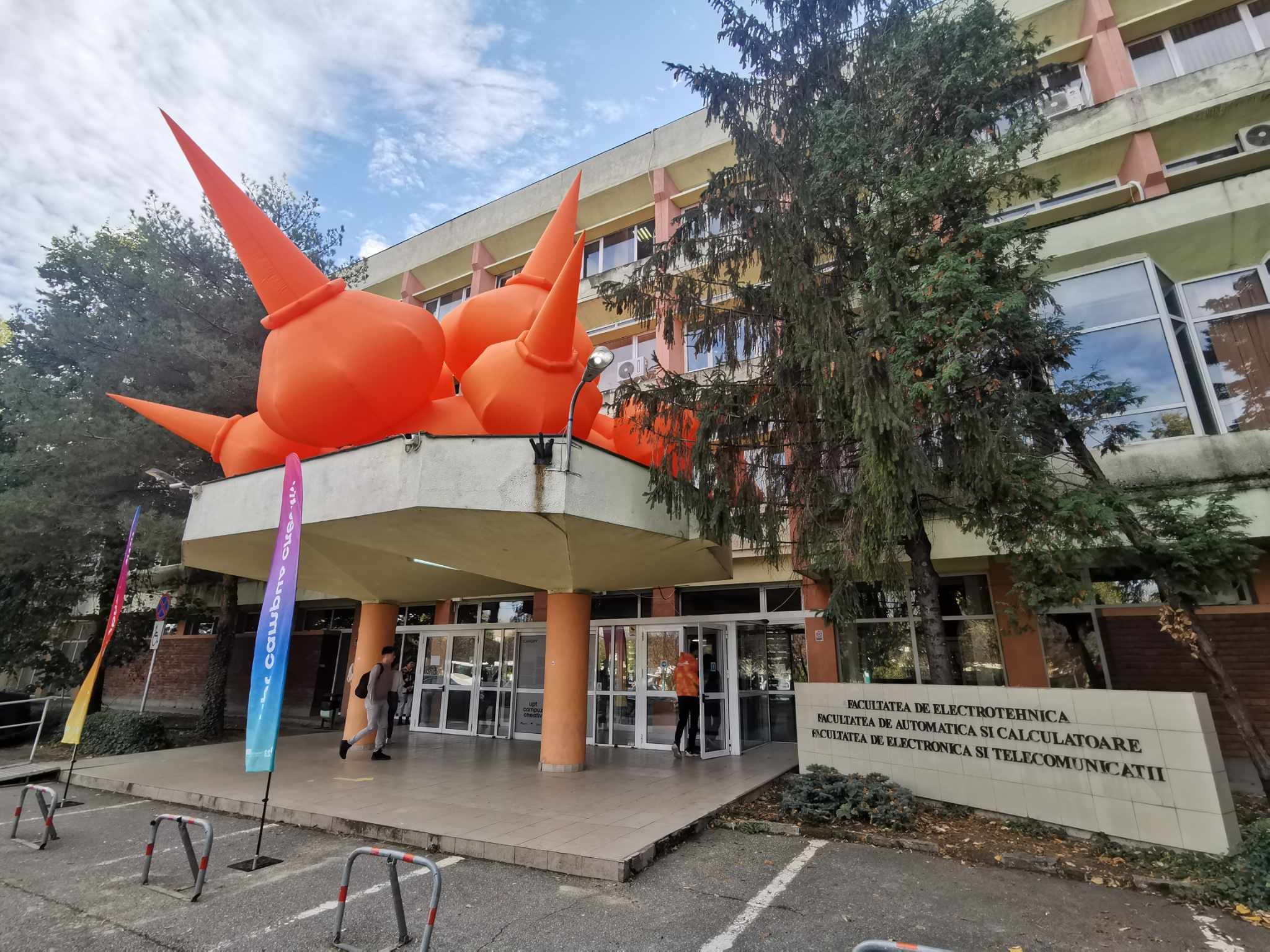 O statuie umflabilă portocalie "incurajează" o clădire semnificativă din Timișoara. Care este intenția din spatele acestei acțiuni? Imagine O statuie umflabilă portocalie "incurajează" o clădire semnificativă din Timișoara. Care este intenția din spatele acestei acțiuni? Imagine