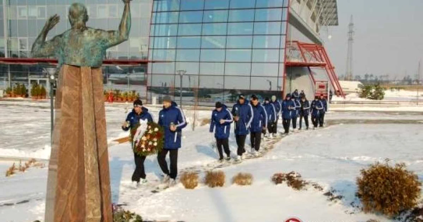 Jucătorii echipei MKB Veszprem au aprins lumânări în memoria lui Marian Cozma