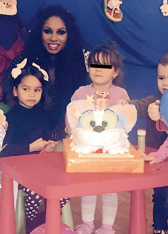 
    Micuţa Serena a  împlinit 3 ani, iar  tatăl ei, Mihai, i-a  adus un tort-căţel  