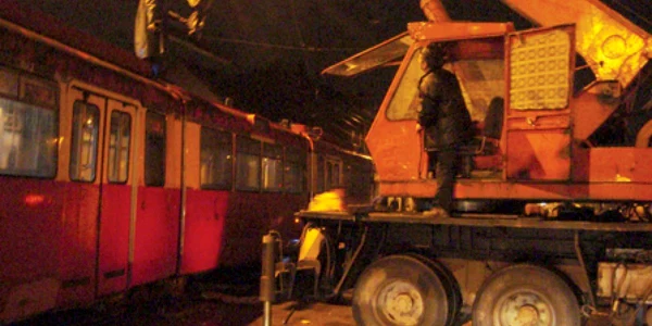 Tramvaiul a fost repus pe şine cu o macara