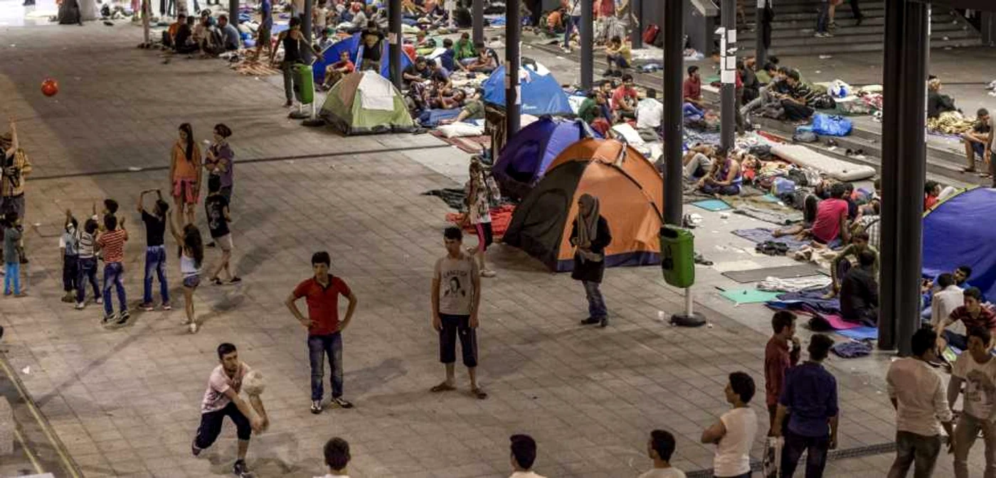 Imigranţi în gara din Budapesta FOTO AP