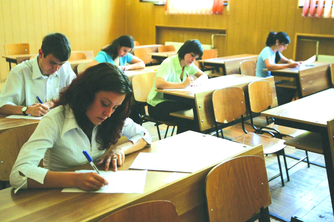 Absolvenţii claselor a XII-a care vor pica de două ori examenul de Bacalaureat vor plăti 230 de lei ca să-l mai dea. FOTO: Adevărul