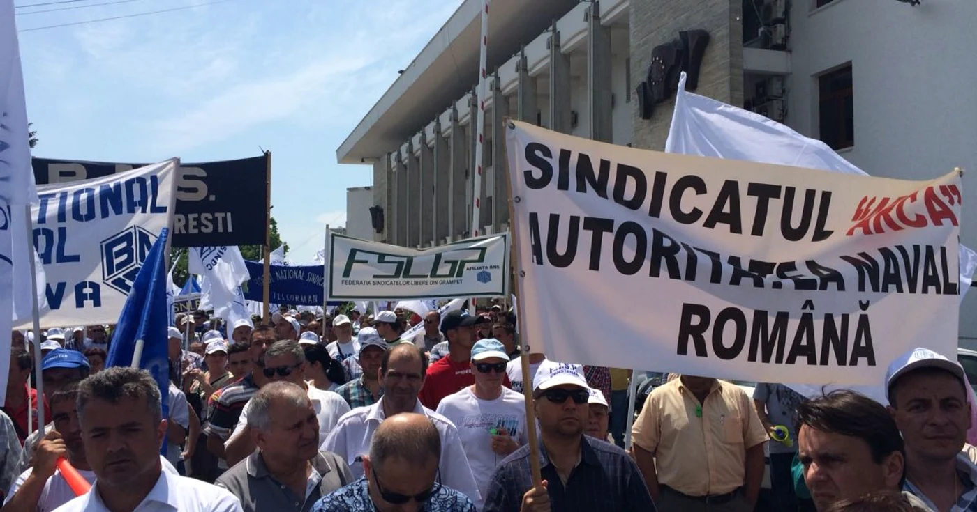 Sindicaliştii portuari protestează în faţa Primăriei/Prefecturii Constanţa FOTO Adrian Boioglu