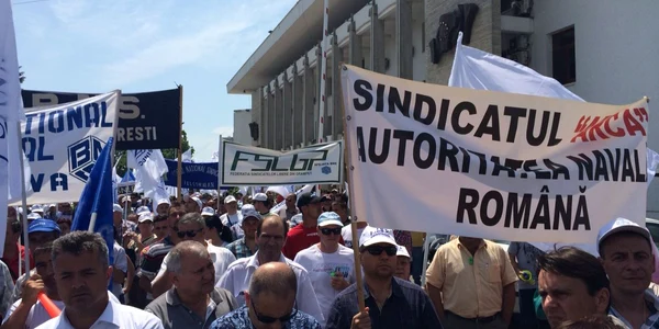 Sindicaliştii portuari protestează în faţa Primăriei/Prefecturii Constanţa FOTO Adrian Boioglu