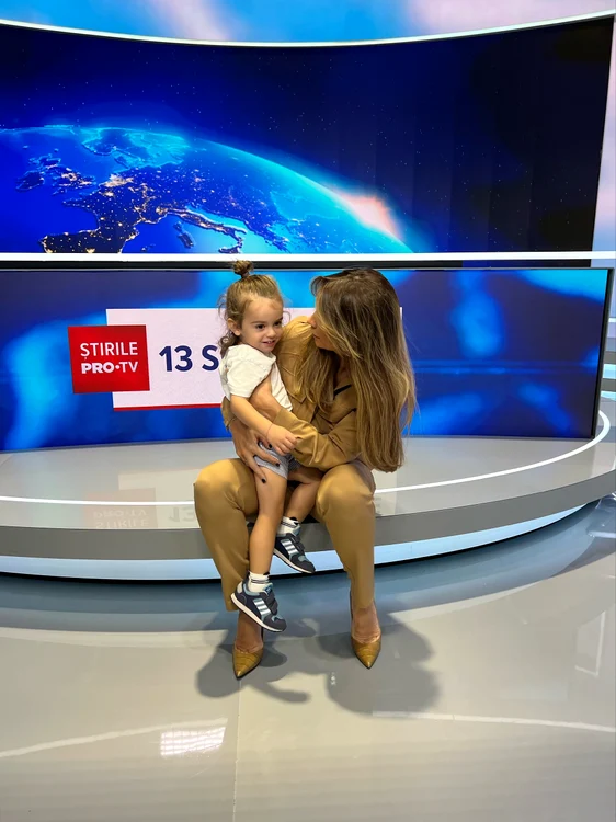 Fiul ei, Aksel, e fascinat de lumea din redacție. FOTO: Instagram