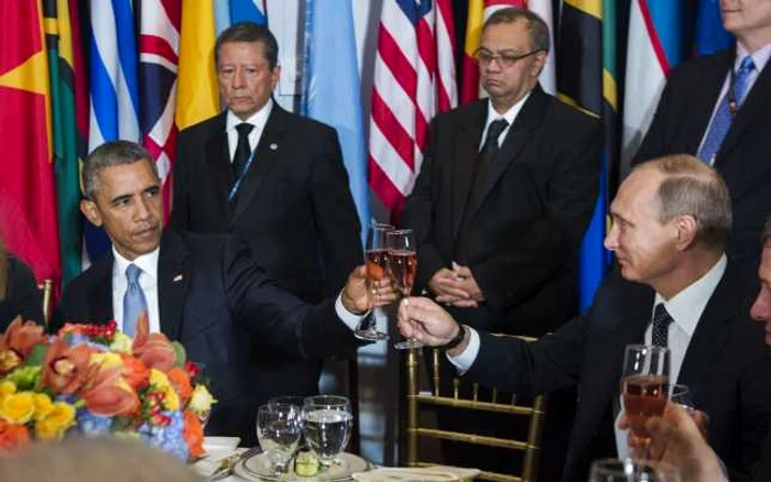 Preşedintele american Barack Obama şi omologul său rus, Vladimir Putin ciocnesc un pahar de şampanie în timpul dineului dat de ONU FOTO AP