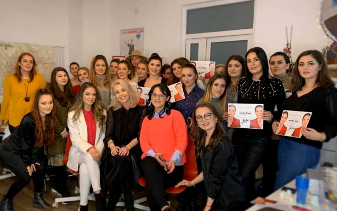 silvia gordan si-a deschis academie de beauty foto arhiva silvia gordan