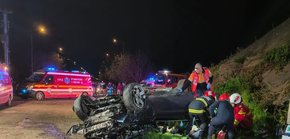 Două persoane au murit după ce un autoturism s-a izbit violent de un pod în Prahova