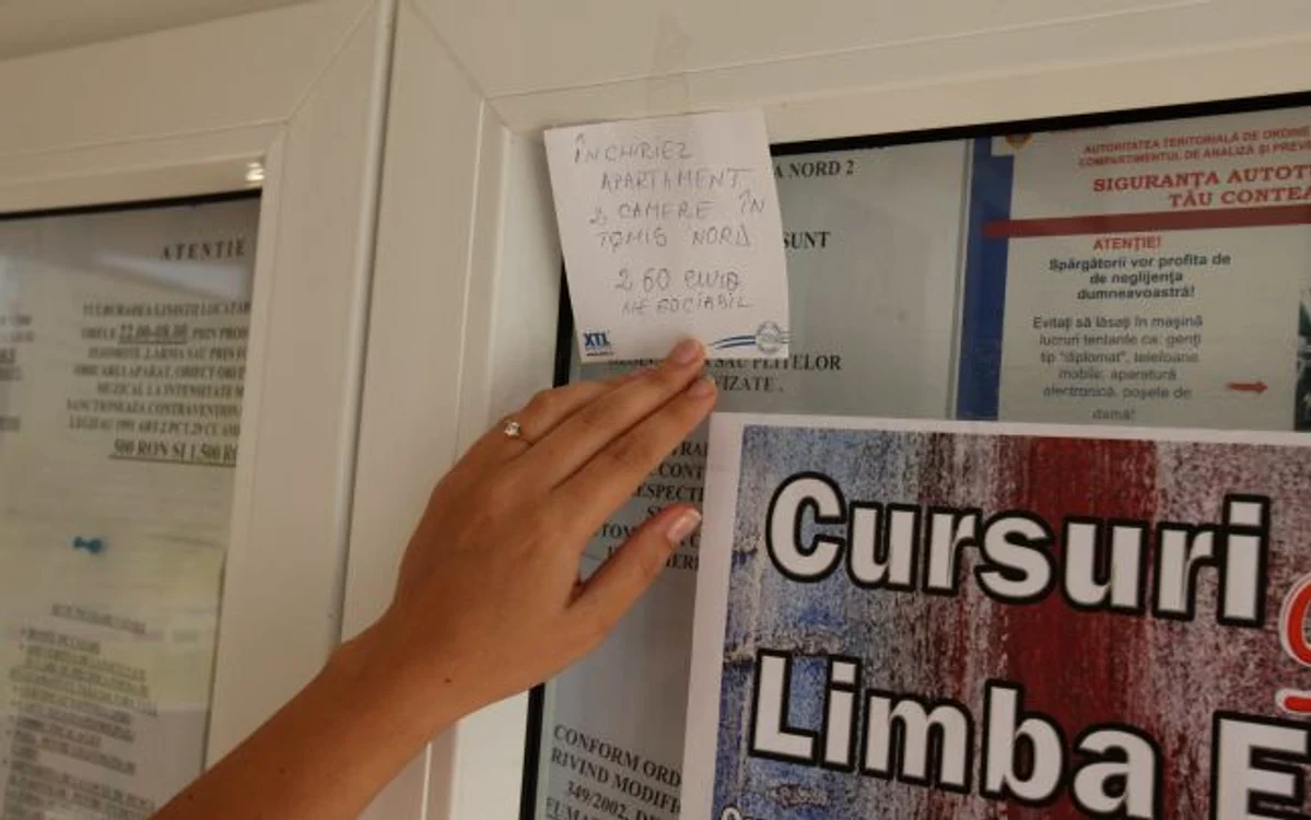 La avizierele campusurilor şcolare găsiţi zeci de anunţuri imobiliare