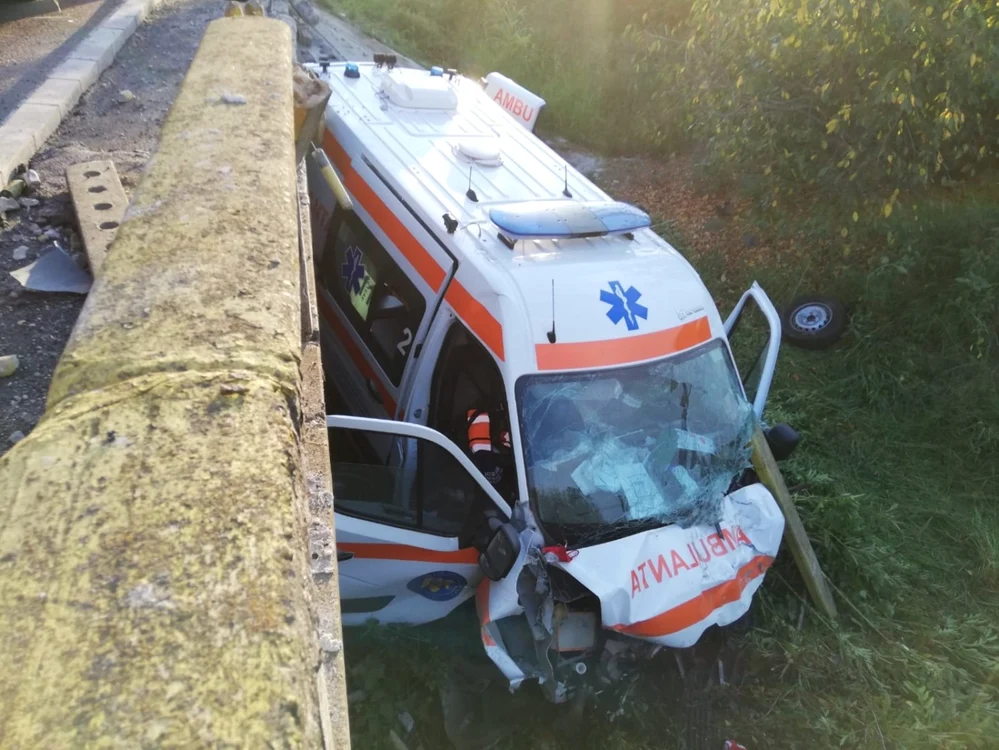 Ambulanţa a căzut de pe un pod de la o înălţime de câţiva metri
