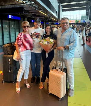 Marina Almășan și-a așteptat fiul în aeroport. A venit din Dubai însoțit de iubita lui. 