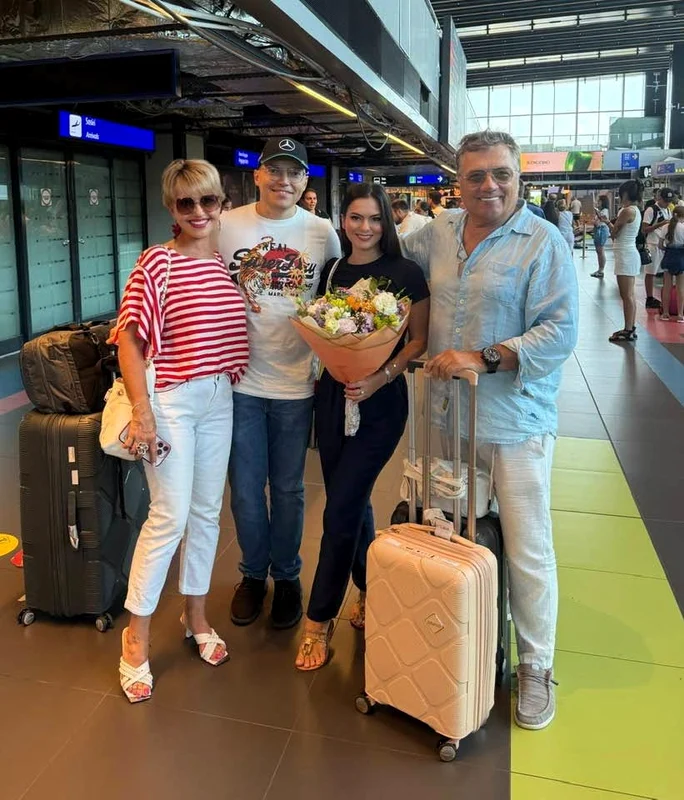 Marina Almășan și-a așteptat fiul în aeroport. A venit din Dubai însoțit de iubita lui.