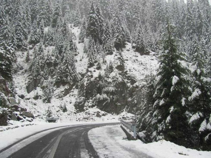 Pe Transfagarasan stratul de zapada a masurat cativa centimetri - Foto arhiva Adevărul