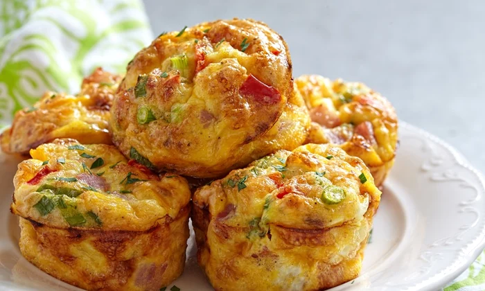 Brioșe cu ouă, ardei, brânză și fasole neagră 